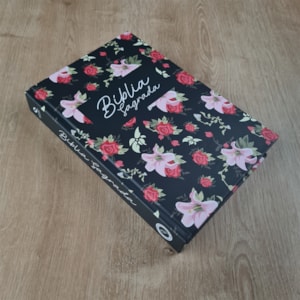 Segunda imagem do produto Bíblia Sagrada Rosas | NAA | Letra Normal | Capa Dura