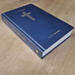 Segunda imagem do produto Bíblia Sagrada Salvos pela Graça Azul | NVT | Letra Grande | Capa Dura