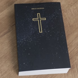 Segunda imagem do produto Bíblia Sagrada Salvos Pela Graça Normal | NVI | Letra Normal | Capa Brochura