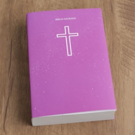 Segunda imagem do produto Bíblia Sagrada Salvos Pela Graça Rosa | NVI | Letra Normal | Capa Brochura