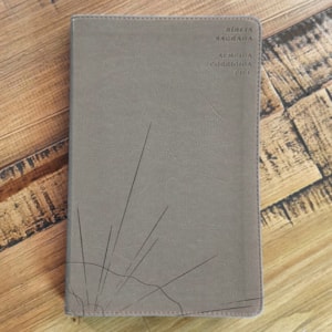 Segunda imagem do produto Biblia Sagrada Slim | ACF | Luxo Cinza