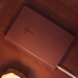 Segunda imagem do produto Bíblia Sagrada Slim Ele Ressuscitou | NVT | Capa Dura