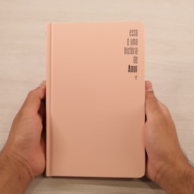 Segunda imagem do produto Bíblia Sagrada Slim Essa é Uma História de Amor | NVI | Leitura Perfeita | Capa Dura Rosa