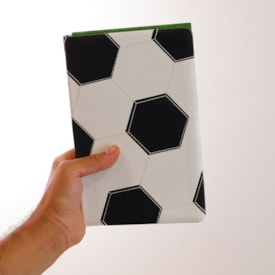 Segunda imagem do produto Bíblia Sagrada Slim Futebol | NVI | Capa Luxo Couro Soft Preto e Branco
