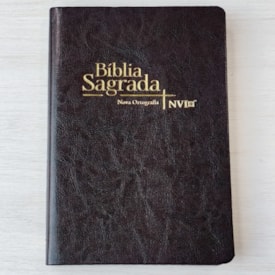 Segunda imagem do produto Bíblia Sagrada Slim | NVI | Letra Maior | Capa Luxo Marrom