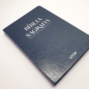 Segunda imagem do produto Bíblia Sagrada Slim | NVI | Letra Maior | PU Semi Luxo Azul
