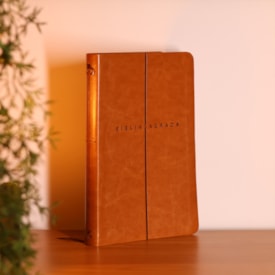 Segunda imagem do produto Bíblia Sagrada Slim | NVI | Marrom