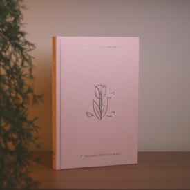 Segunda imagem do produto Bíblia Sagrada Tulipa | NTLH | Capa Dura Rosa