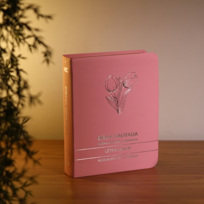 Segunda imagem do produto Bíblia Sagrada Tulipa Rosa Média | ARC | Letra Maior | Harpa Avivada e Corinhos | Capa Premium Luxo