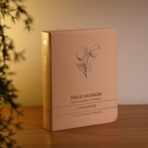 Segunda imagem do produto Bíblia Sagrada Tulipa Rosê Média | ARC | Letra Maior | Harpa Avivada e Corinhos | Capa Premium Luxo