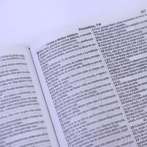 Bíblia Slim | ARC | Letra Normal | C/ Harpa e Corinhos | Capa Semiflexível Bordô