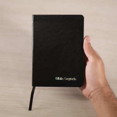 Segunda imagem do produto Bíblia Slim Compacta | NVI | Capa Preta