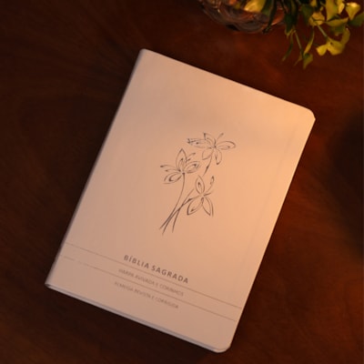 Segunda imagem do produto Bíblia Slim | Letra Normal | ARC | C/ Harpa e Corinhos | Capa Premium Luxo Flores Branca