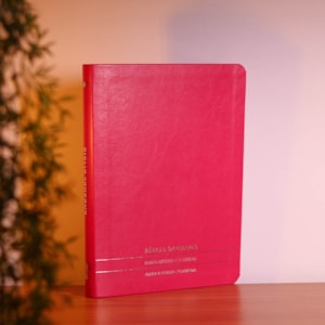Segunda imagem do produto Bíblia Slim | Letra Normal | ARC | C/ Harpa e Corinhos | Capa Premium Luxo Minimalista Pink