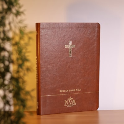 Segunda imagem do produto Bíblia Slim | Letra Normal | NVA | Capa Premium Luxo Cruz Marrom
