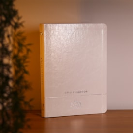 Segunda imagem do produto Bíblia Slim | Letra Normal | NVA | Capa Premium Luxo Minimalista Branca