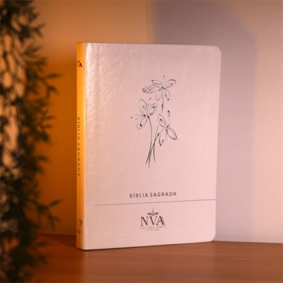 Segunda imagem do produto Bíblia Slim | Letra Normal | NVA | Capa Premium Ramo de Flores Branco