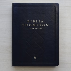 Segunda imagem do produto Bíblia Thompson de Estudo | AEC | Letra Grande C/ Índice | Capa Luxo Azul