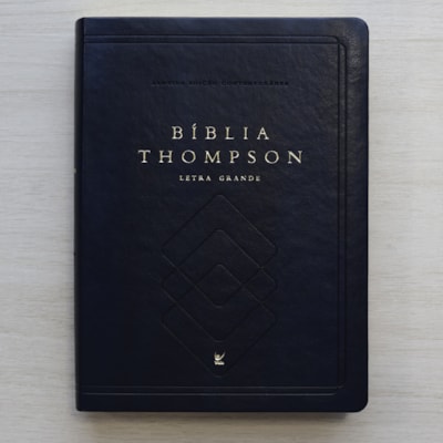 Segunda imagem do produto Bíblia Thompson de Estudo | AEC | Letra Grande C/ Índice | Capa Luxo Azul