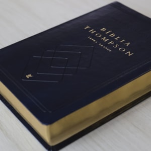 Segunda imagem do produto Bíblia Thompson de Estudo | AEC | Letra Grande | Capa Luxo Azul