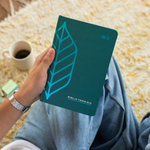 Segunda imagem do produto Bíblia Todo Dia com Espaço para Anotações | AM | Letra Normal | Capa Dura Verde