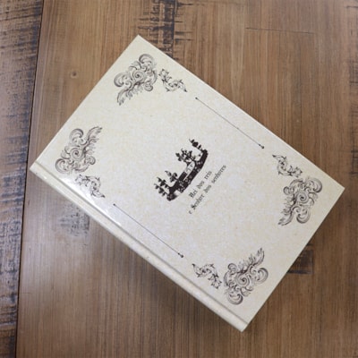 Segunda imagem do produto Caixa com 32 Bíblias | Bíblia Capa Dura NVI Coroa