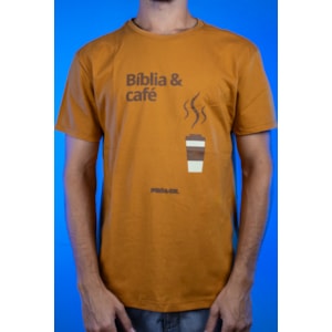 Camiseta Bíblia e Café Preach Caramelo - GG