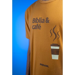 Camiseta Bíblia e Café Preach Caramelo - GG
