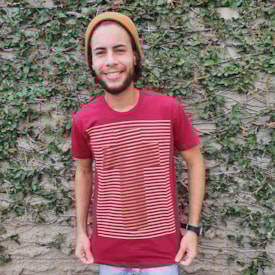 Camiseta Cruz Listrada | Vinho | Pecado Zero