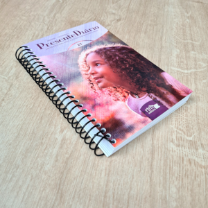 Segunda imagem do produto Devocional Presente Diário | Vol 27 | Letra Grande | Capa Brochura Espiral Feminina