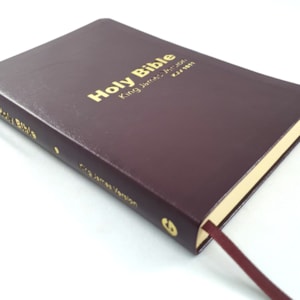 Segunda imagem do produto Holy Bible King James 1611 | Inglês | KJV | Capa Luxo Vinho