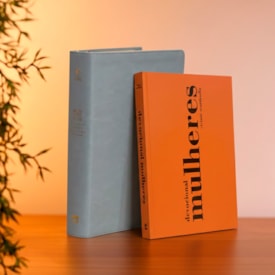 Segunda imagem do produto Kit Bíblia de Estudo Para Toda Mulher | NVT | Capa Azul + Devocional Mulheres 2026 | Viviane Martinello