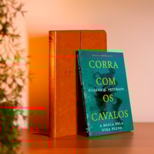 Segunda imagem do produto Kit Bíblia Sagrada Slim | NVI | Marrom + Corra Com Os Cavalos | Eugene H. Peterson