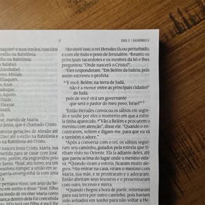 Kit Corajosas | Bíblia 365 + Livro Corajosas Os Contos Das Princesas Nada Encantadas