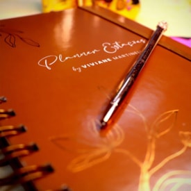 Segunda imagem do produto Kit Planner Mulheres Improváveis Caramelo | Viviane Martinello