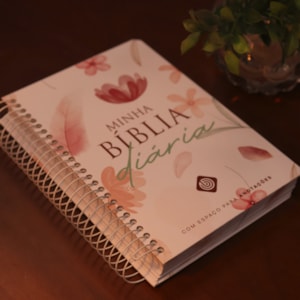 Segunda imagem do produto Minha Bíblia Diária Flores | NVI | Com Espaços Para Anotações | Capa Dura