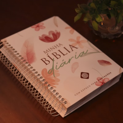 Segunda imagem do produto Minha Bíblia Diária Flores | NVI | Com Espaços Para Anotações | Capa Dura