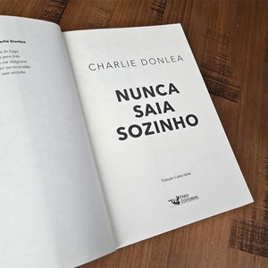 Nunca Saia Sozinho | Charlie Donlea