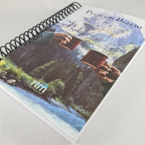 Segunda imagem do produto Presente Diário 26 | Letra Grande | Capa Brochura Espiral Paisagem 2023