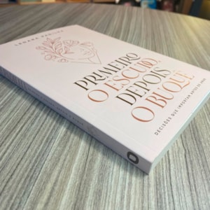 Segunda imagem do produto Primeiro O Escudo, Depois O Buque | Lenara Padilha