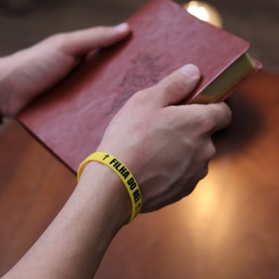 Segunda imagem do produto Pulseira de Silicone Amarela | Filha do Rei