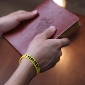 Segunda imagem do produto Pulseira de Silicone Amarela | Filho do Rei