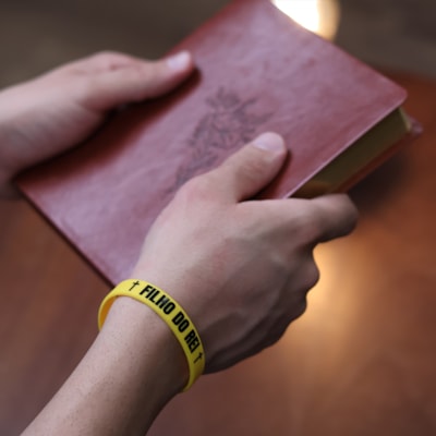 Segunda imagem do produto Pulseira de Silicone Amarela | Filho do Rei