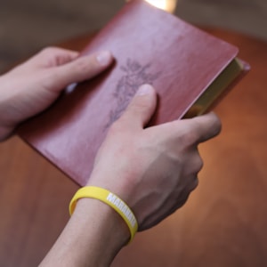 Segunda imagem do produto Pulseira de Silicone Amarela | Maranata