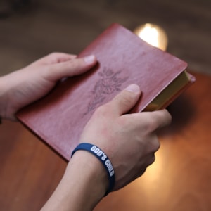 Segunda imagem do produto Pulseira de Silicone Azul Petróleo | God s Child