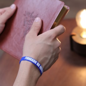 Segunda imagem do produto Pulseira de Silicone Azul Royal | Firmado na Rocha