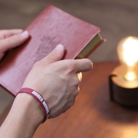 Segunda imagem do produto Pulseira de Silicone Bordô | Odres Novos, Vinho Novo