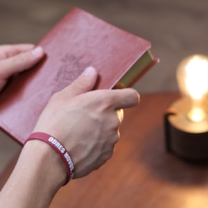 Segunda imagem do produto Pulseira de Silicone Bordô | Odres Novos, Vinho Novo