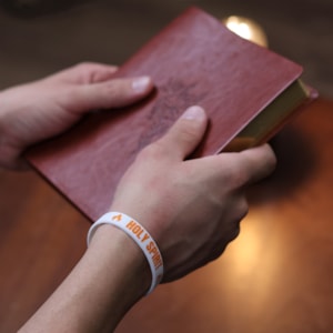 Segunda imagem do produto Pulseira de Silicone Branca | Holy Spirit