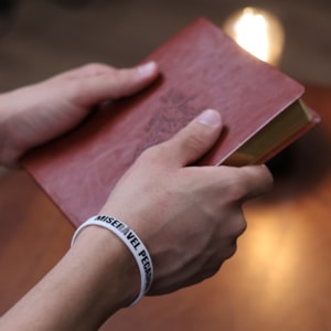 Segunda imagem do produto Pulseira de Silicone Branca | Miserável Pecador